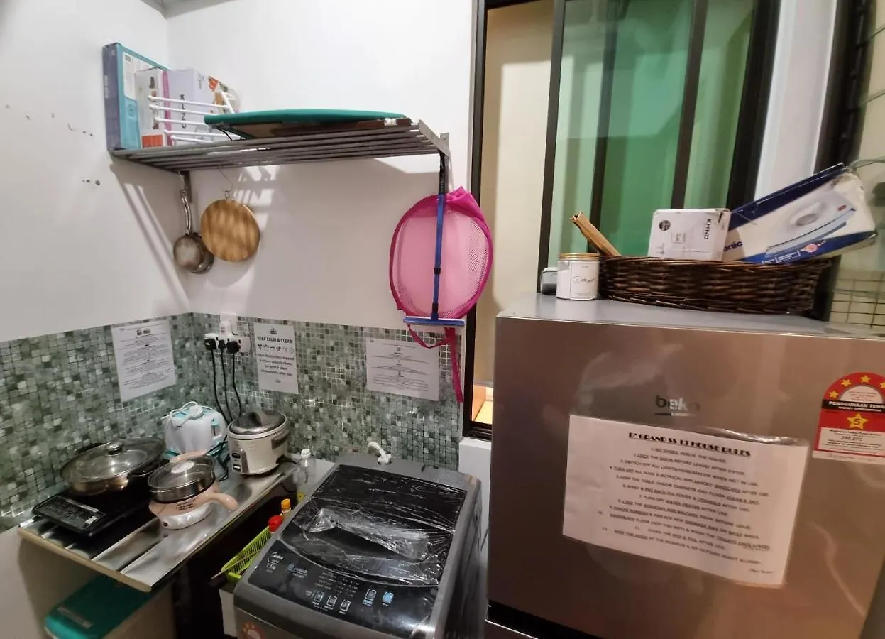 Homestay Paradise Home: Self Check-In Apartment with Private Rooms Subang Jaya