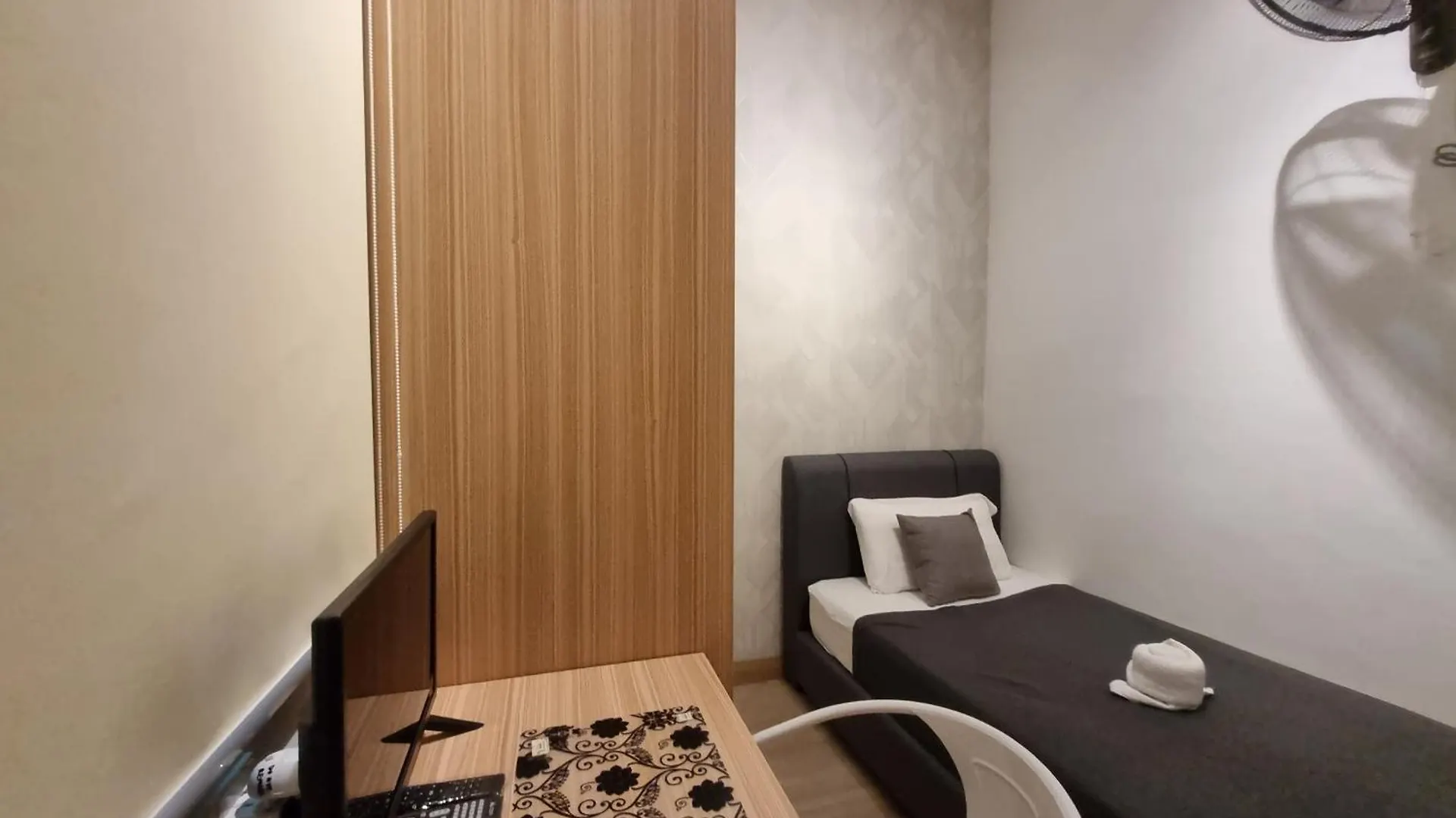 Homestay Paradise Home: Self Check-In Apartment with Private Rooms Subang Jaya